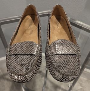 Vionic Larrun moccasin loafer in silver snakeskin 8.5